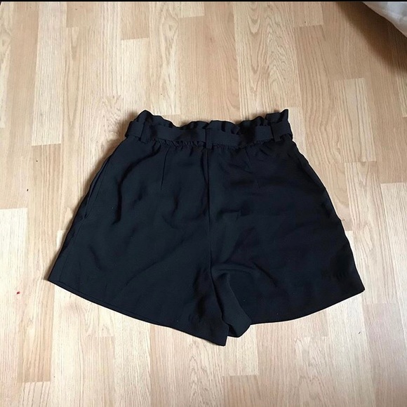 H&M Pleated black tie shorts Size 8 - Picture 2 of 3